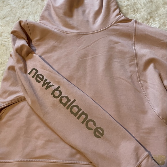New balance size S light pink cropped light weight sweater. - Picture 5 of 12